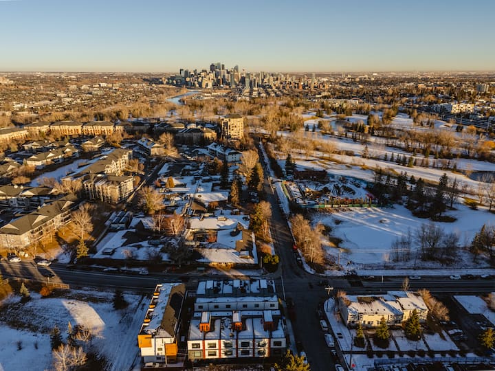 Golf Course, Fireplace, Garage, Rooftop Patio - Calgary