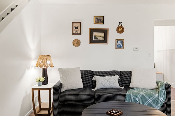 Sunflower Cottage | 2br Near Ku, Full Kitchen, W/d - Lawrence, KS