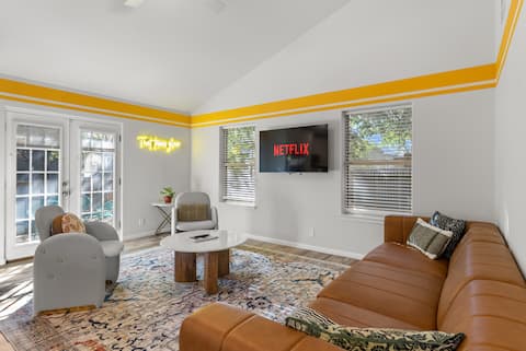 Top performing Airbnb: Downtown zen! Central location/Modern home in Chestnut