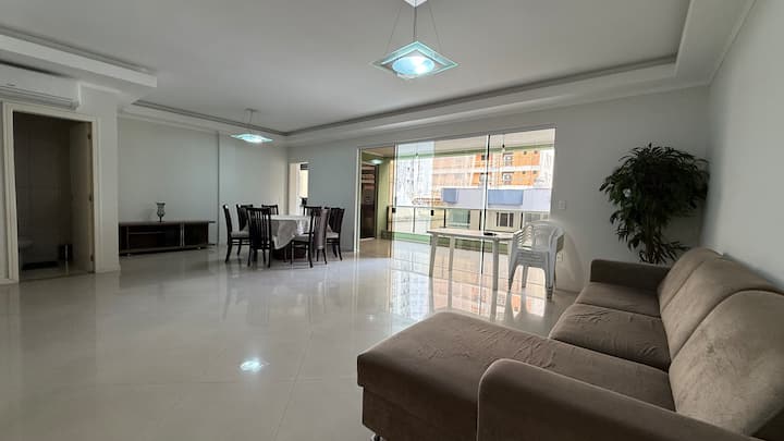Amplo, Com 4 Suítes, 2 Garagens E Pertinho Do Mar! - Itapema