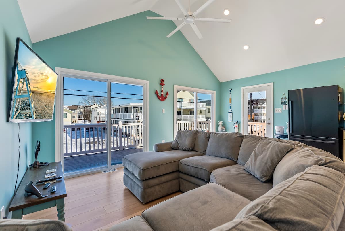 4BR/2BA Home · Sleeps 9 · Porch + 2 Parking Spots — West Wildwood, NJ