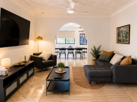 Spacious New Farm Retreat | Walk to James St
