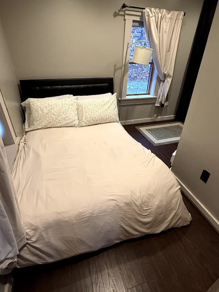 Do të gjesh një krevat të plotë në dhomën e dytë të gjumit në katin kryesor. Kjo dhomë e rehatshme dhe e çuditshme shërben edhe si lavanderia jonë, e cila është e mbyllur me perde në qoshen e pasme!