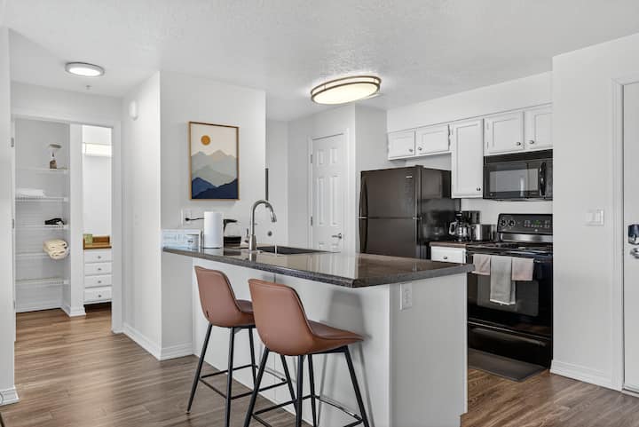 Luxury Skyline Residence | Elegant 2br Escape - Salt Lake City, UT