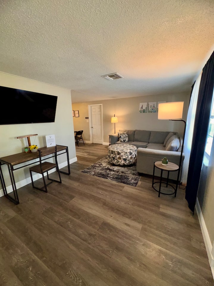 Reconnect In This Family-friendly Place. - New Port Richey, FL