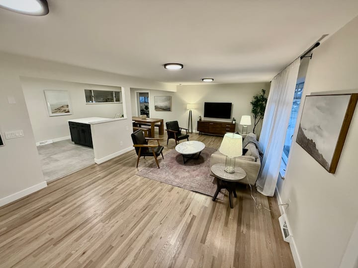 Family Fun Hub • Games, Hot Tub, Putting Greens - Englewood, CO