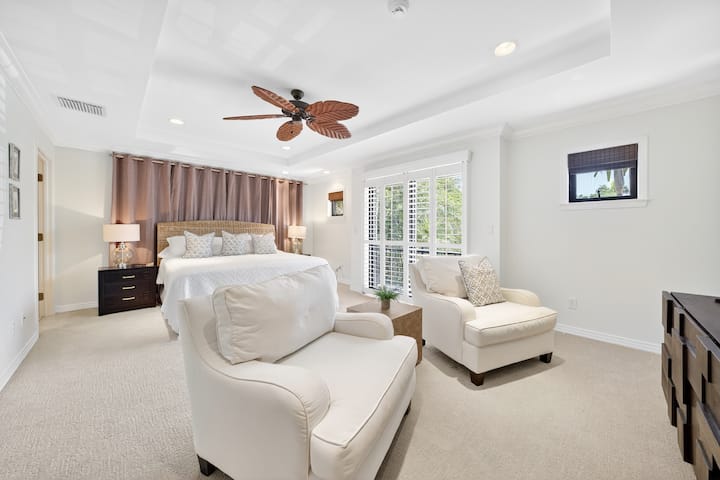 Легло „King size“ със зона за сядане и 42-инчов смарт телевизор Samsung