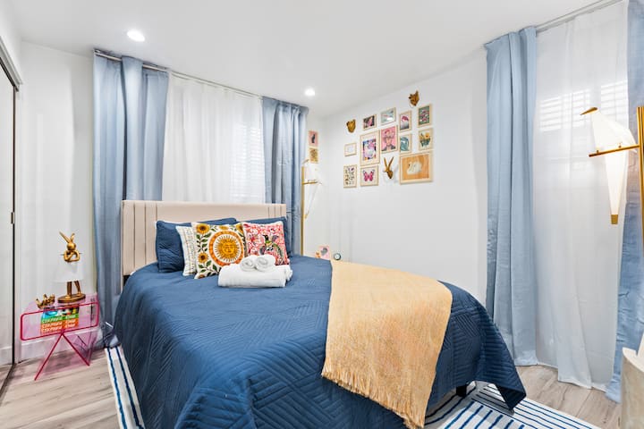 Dobro došli u svoju udobnu i ugodnu spavaću sobu. Ovaj dobro opremljen prostor nudi udoban krevet, ukusno uređenje, bojanje, knjige i dovoljno prostora za odlaganje vaših stvari, što jamči miran i opuštajući boravak. Uživajte u mirnom noćnom spavanju i probudite se.