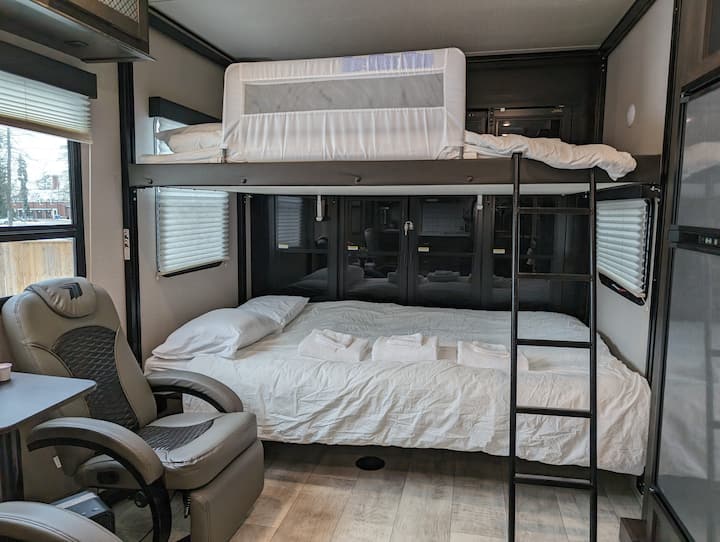 3–4位房客：客厅上铺（头部空间有限；餐桌仍可使用）
5–6位房客：客厅内有可折叠沙发床（此设置无法使用餐桌）