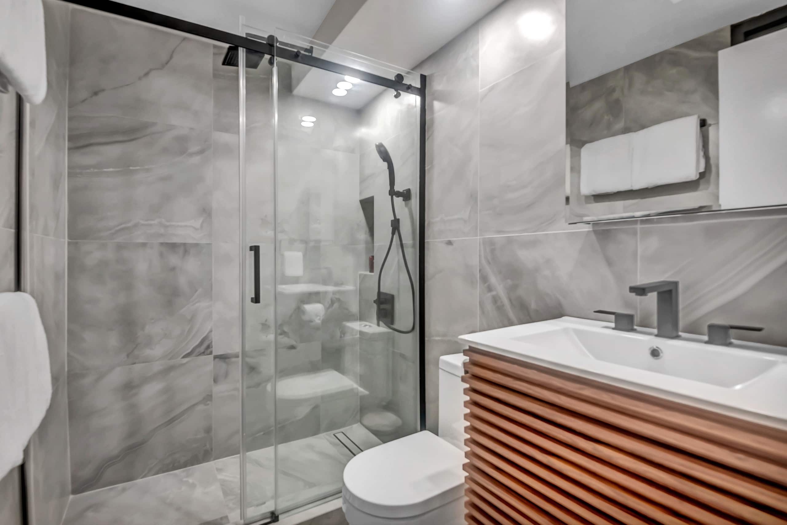 Condo in Honolulu · ★4.91 · Studio · 2 beds · 1 private bath - Image 8
