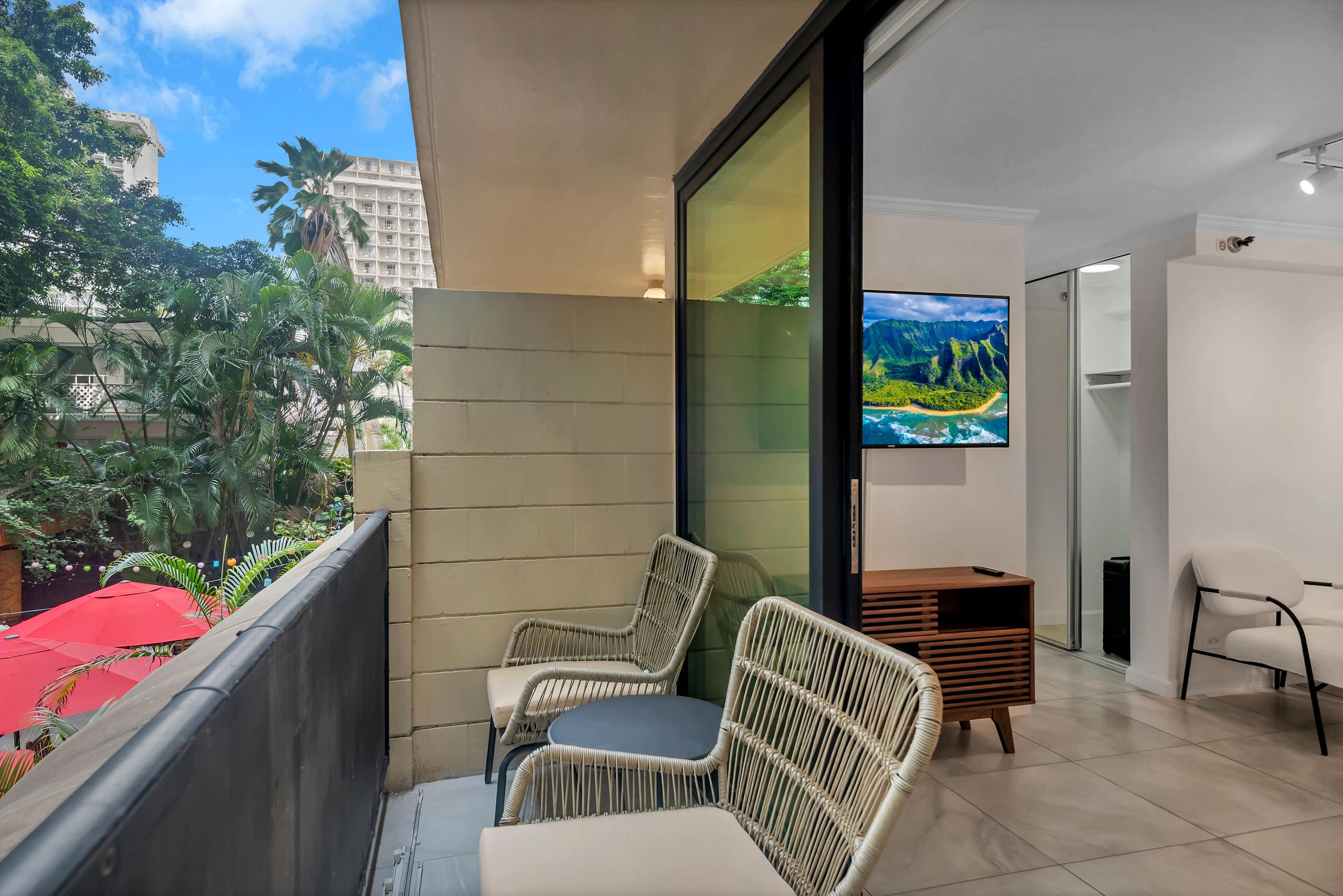 Condo in Honolulu · ★4.91 · Studio · 2 beds · 1 private bath - Image 11