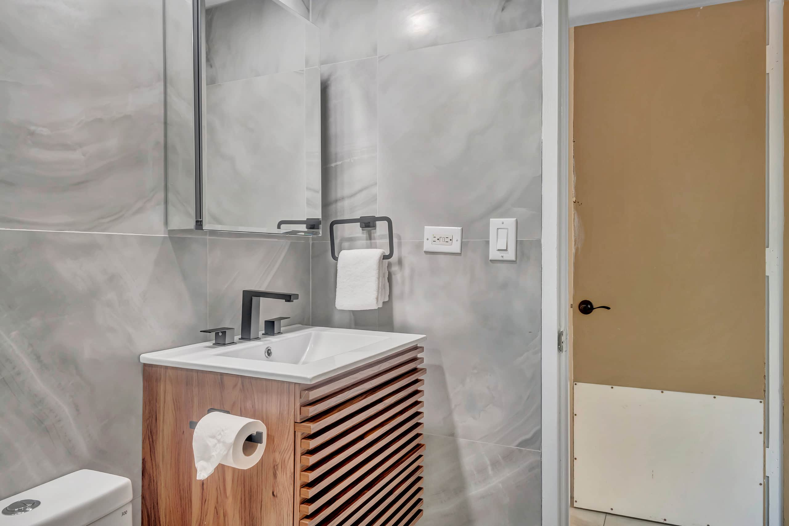 Condo in Honolulu · ★4.91 · Studio · 2 beds · 1 private bath - Image 10