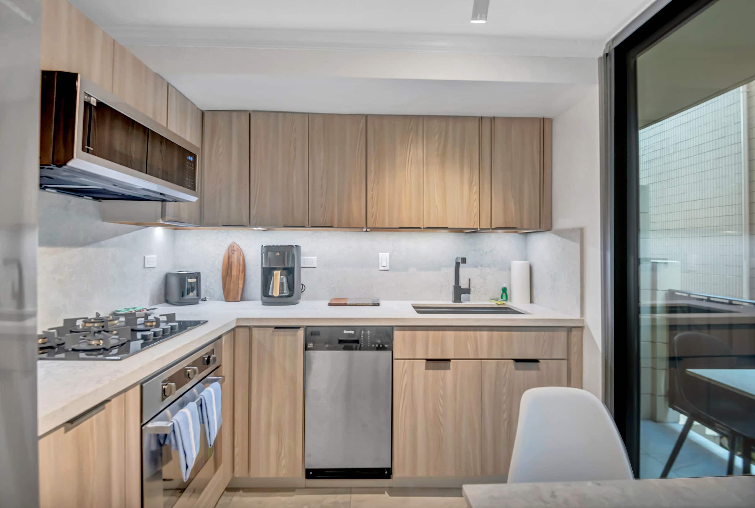 Condo in Honolulu · ★4.91 · Studio · 2 beds · 1 private bath - Image 4