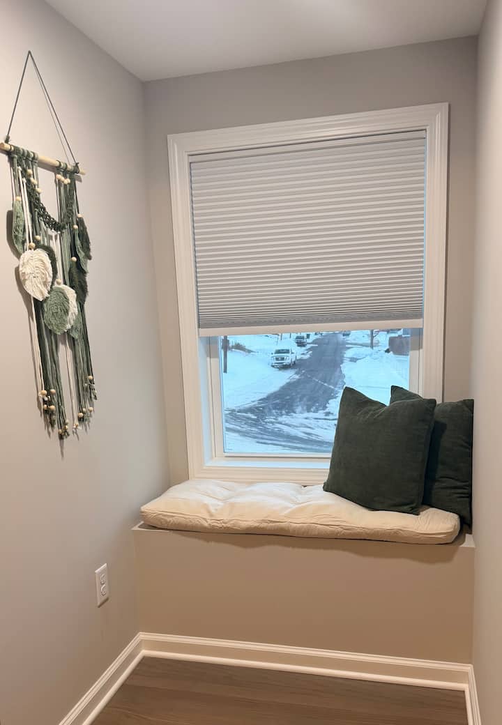 פינת ישיבה בקומה העליונה הממוקמת בחדר השינה שלכם 