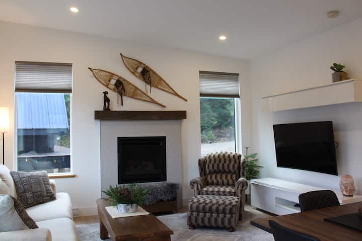 დისტანციურად მართვადი ჟალუზები, 65‑დუიმიანი სმარტ‑ტელევიზორი, გაზის ბუხარი, დივანი‑საწოლი