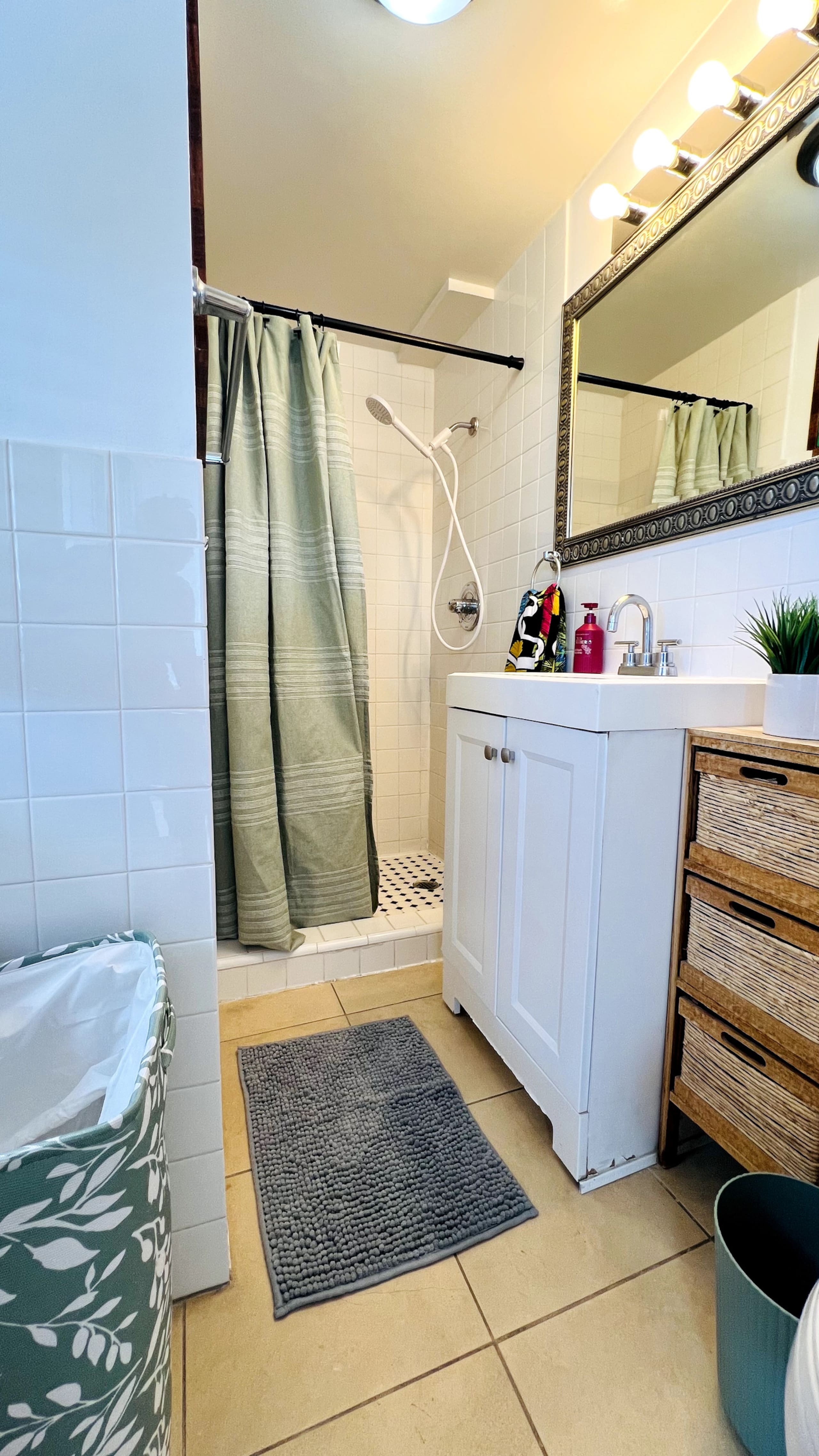 Top Rated Waikiki Location with Lanai & Ocean View - Image 18