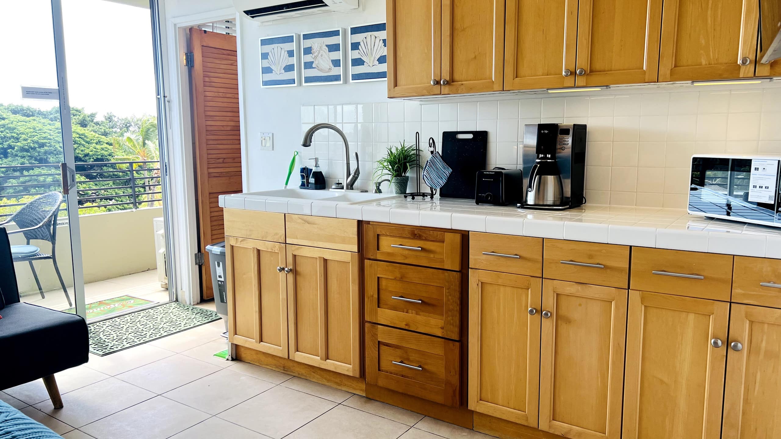 Top Rated Waikiki Location with Lanai & Ocean View - Image 4
