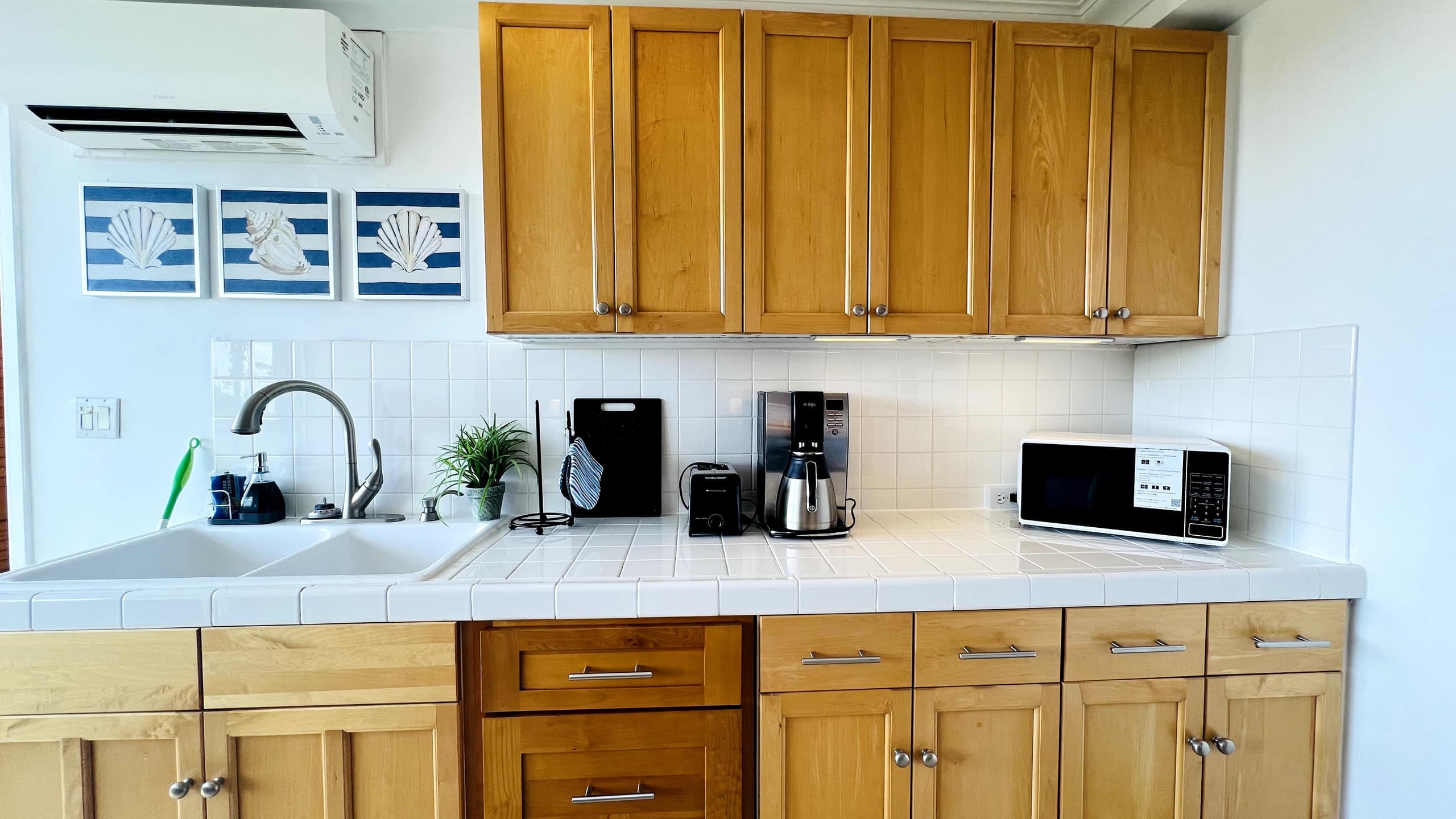 Top Rated Waikiki Location with Lanai & Ocean View - Image 17