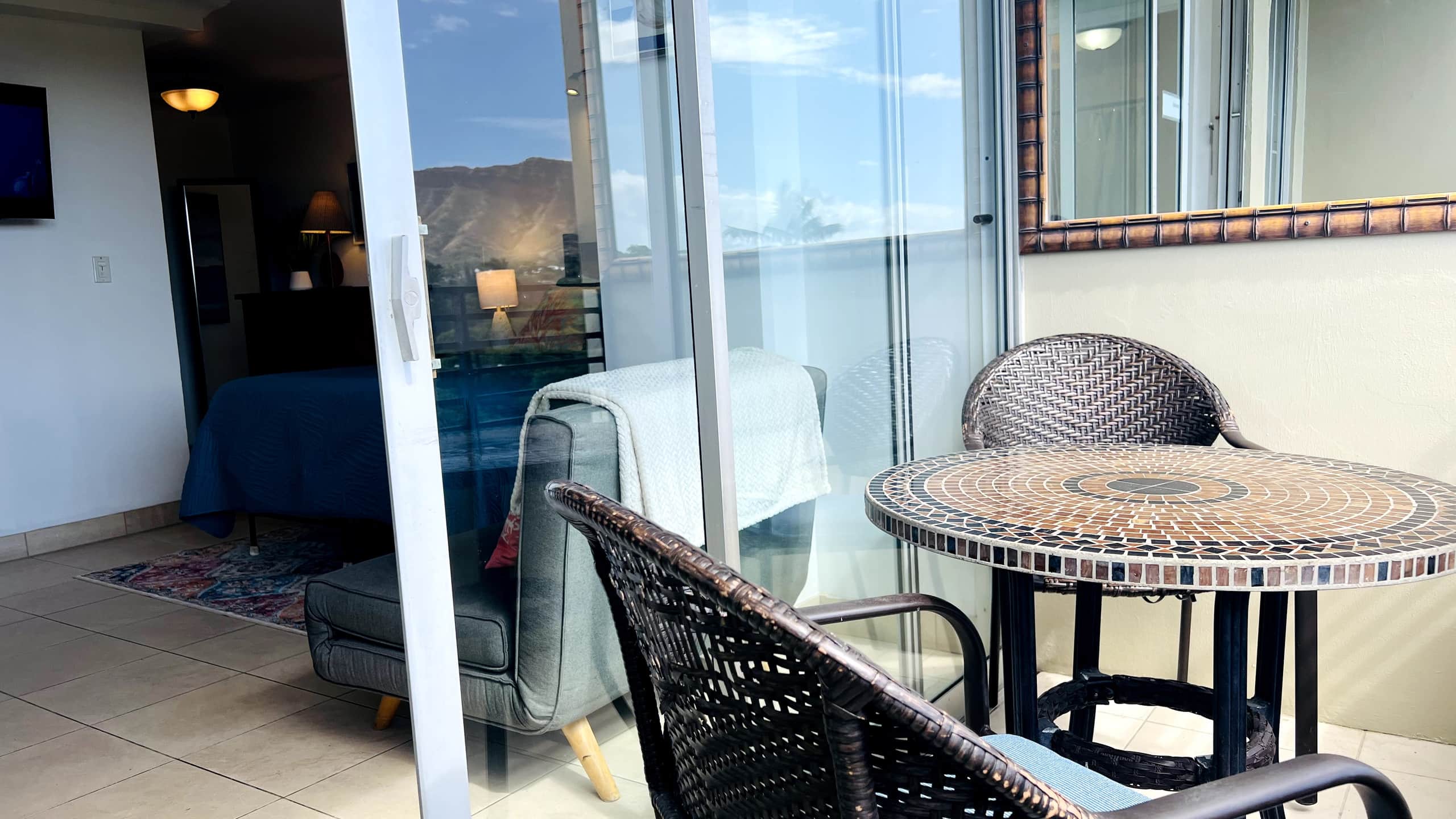 Top Rated Waikiki Location with Lanai & Ocean View - Image 10