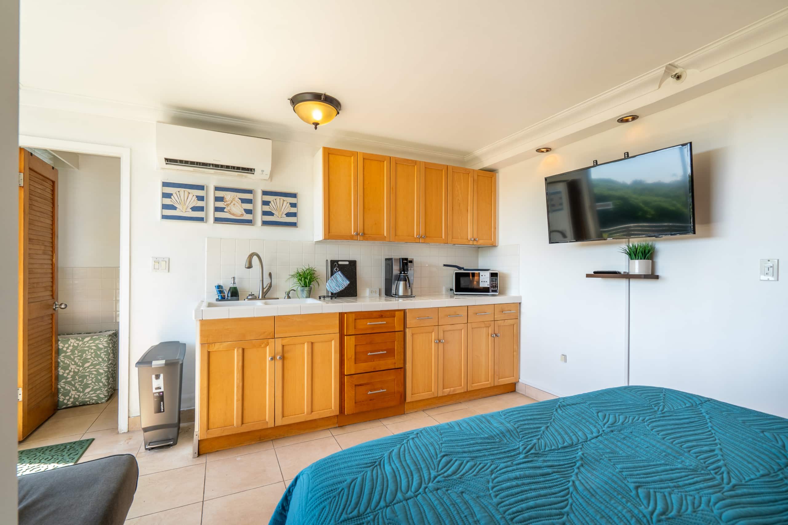 Top Rated Waikiki Location with Lanai & Ocean View - Image 21