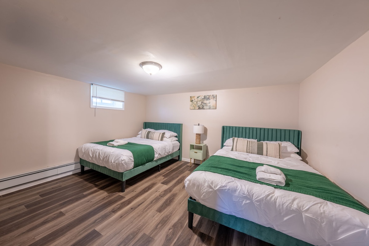 חדר השינה במרתף כולל שתי מיטות קווין סייז וטלוויזיה חכמה, ומציע אפשרות שקטה ונוחה המושלמת לאורחים מבוגרים או לזוגות.
