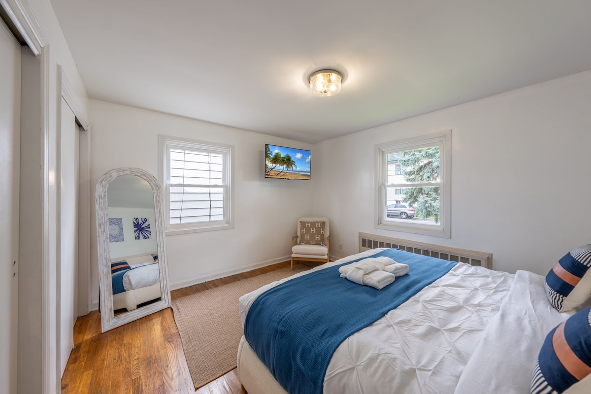 בחדר השינה הראשי יש מיטת קינג סייז, טלוויזיה חכמה ופינת ישיבה, עם שפע של מקום להתמקם בנוחות.
