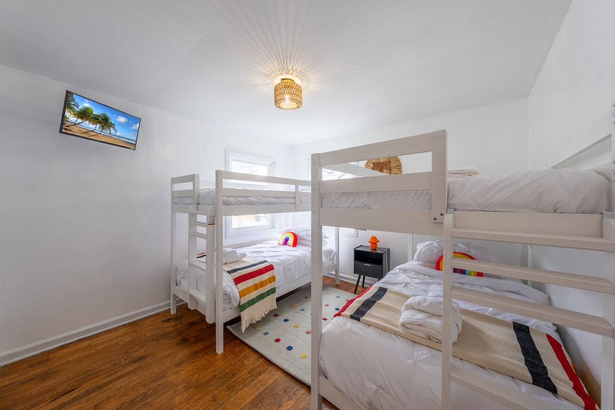 בחדר הקומתיים למעלה יש שתי מיטות קומתיים, המציעות ארבעה חללי שינה בסך הכל, יחד עם טלוויזיה חכמה ויכולות סטרימינג.