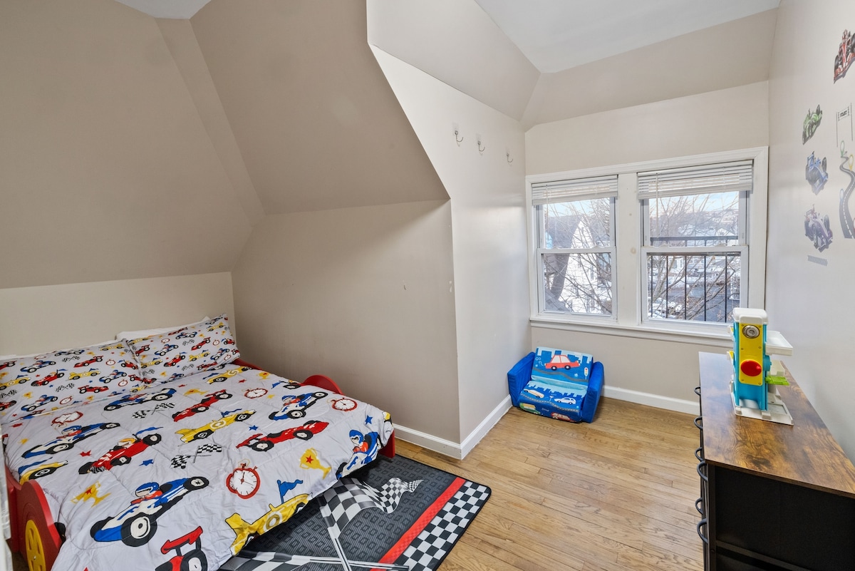  La habitación infantil con temática de carreras aporta un ambiente divertido a la estadía, especialmente para los huéspedes más jóvenes. La cama de tamaño completo y la ropa de cama colorida hacen de esta habitación un punto destacado para las familias.