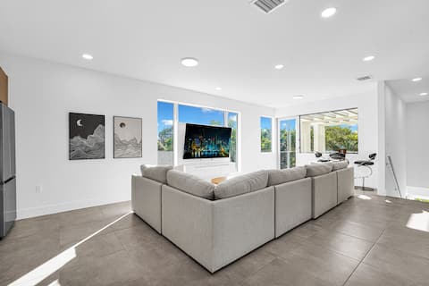 Top performing Airbnb: Luxury 2-story Home - Brickell - Large Groups in Shenandoah North