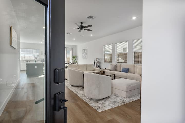 Spacious 3br Retreat With Big Kitchen + Yard - Bakersfield, CA