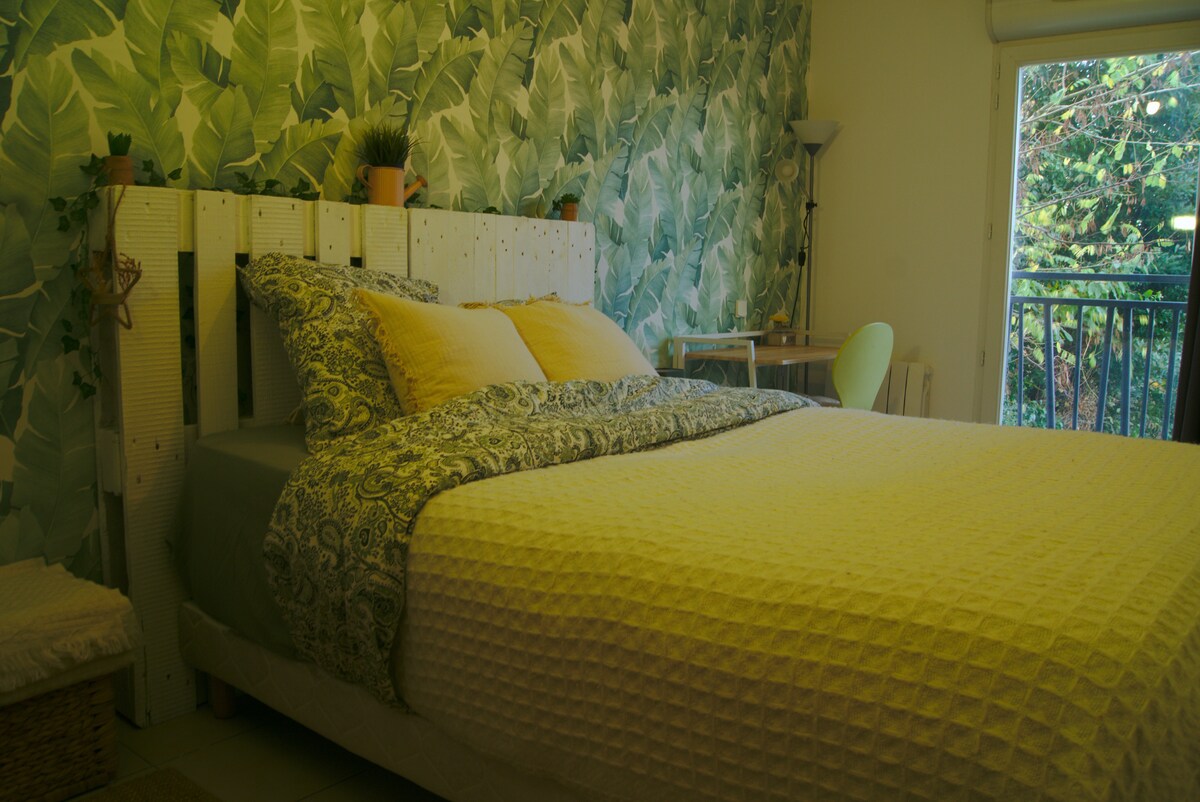 Säng med dubbelmadrass, 2 par kuddar, filtar och överkast för vintern! 
Ett lätt skrivbord för att kunna arbeta vid behov ;)