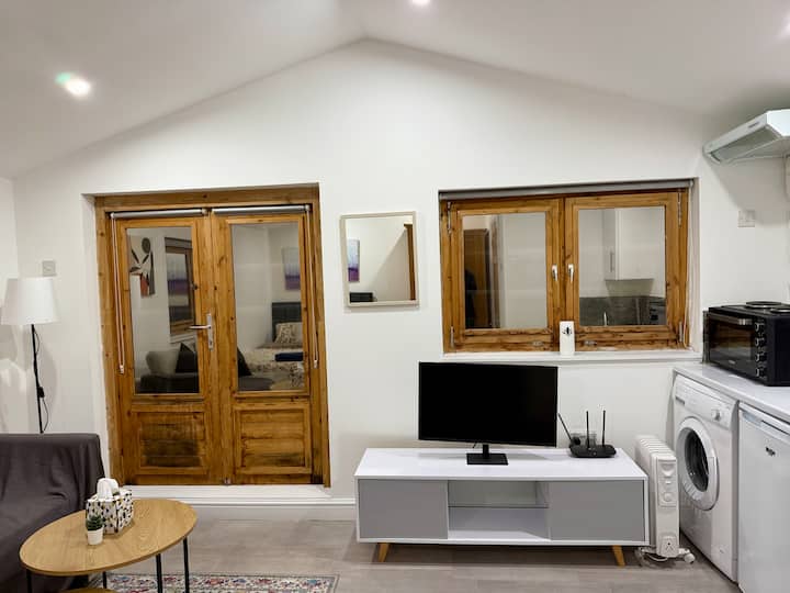 Private Studio Apartment With King-size Bed. - Dagenham