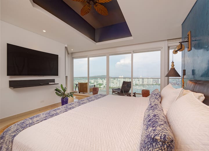️ Habitación Principal disfruta de una vista directa a la bahía, cama king, baño privado, diseño elegante.
• Vista directa a la Bahía de Cartagena
• Decoración cálida y elegante
• Baño privado con ducha amplia
• Closet espacioso