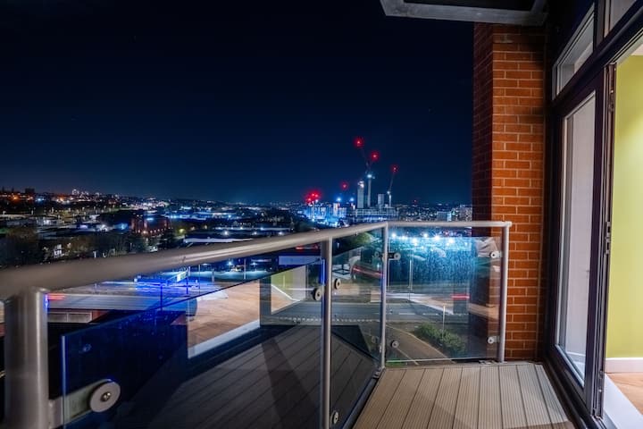 Stylish 2br Apt / Sleeps 8 W/ Skyline Views - Leeds Station