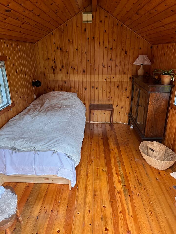 Dodatna prostorija s krevetom na razvlačenje širine 160 cm, pa mogu spavati dvije osobe