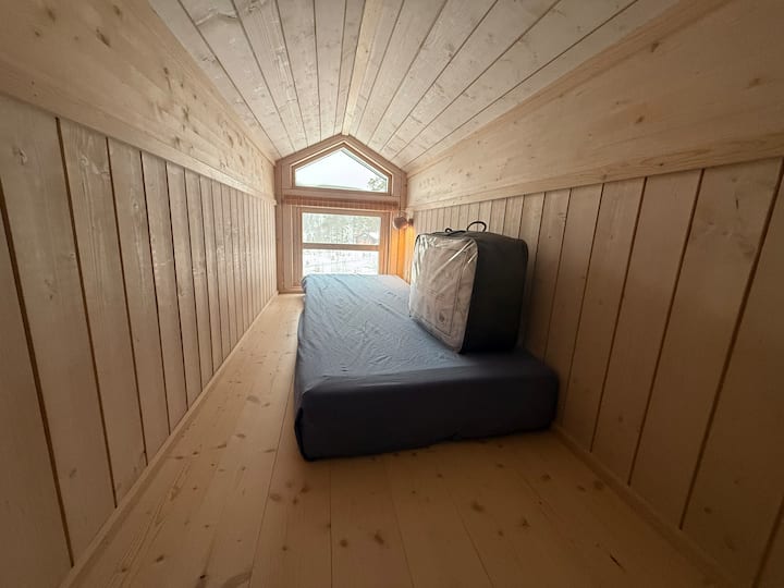 Er is een mogelijkheid voor een fit/valide persoon om in een eigen loft of mezzanine te slapen, bereikbaar via een trap.