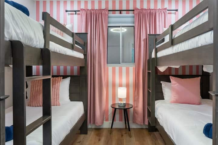 Een gezellige kamer met stapelbedden, ontworpen voor comfort en plezier, perfect voor kinderen, vrienden of iedereen die van een speelse slaapopstelling houdt.