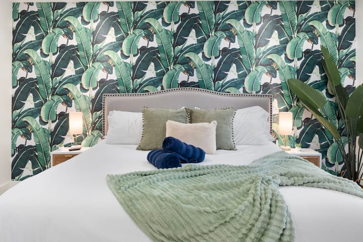 Sluit je dag af in een ruimte die kalm en aardend aanvoelt, zak in het bed en laat de rust inzetten.