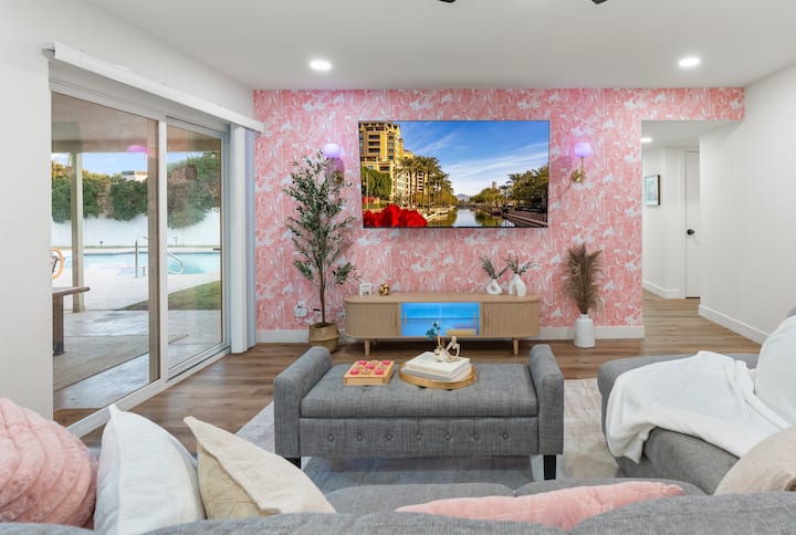 Stap in een smaakvolle leefruimte met een naadloze indoor-outdoor flow, versterkt door een smart-tv met streamingtoegang, sfeerverlichting en snelle wifi - ideaal voor filmavonden. 