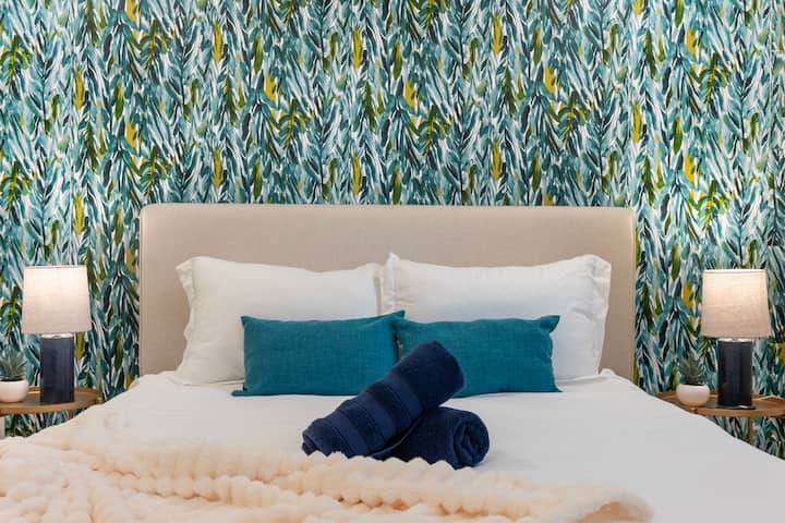 Ontspan in een rustgevende slaapkamer waar zachte texturen en rustgevende tinten de perfecte ruimte creëren om uit te rusten en op te laden.