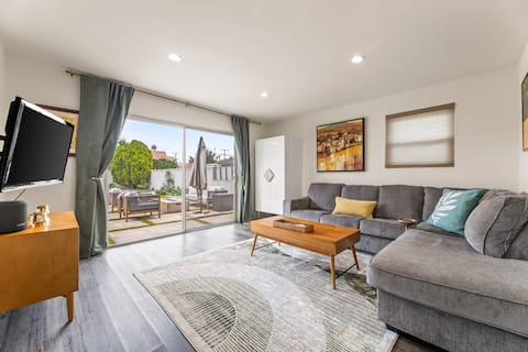 Top Airbnb: Walk to Sofi, Fun Backyard & Parking - Modern Home in Inglewood