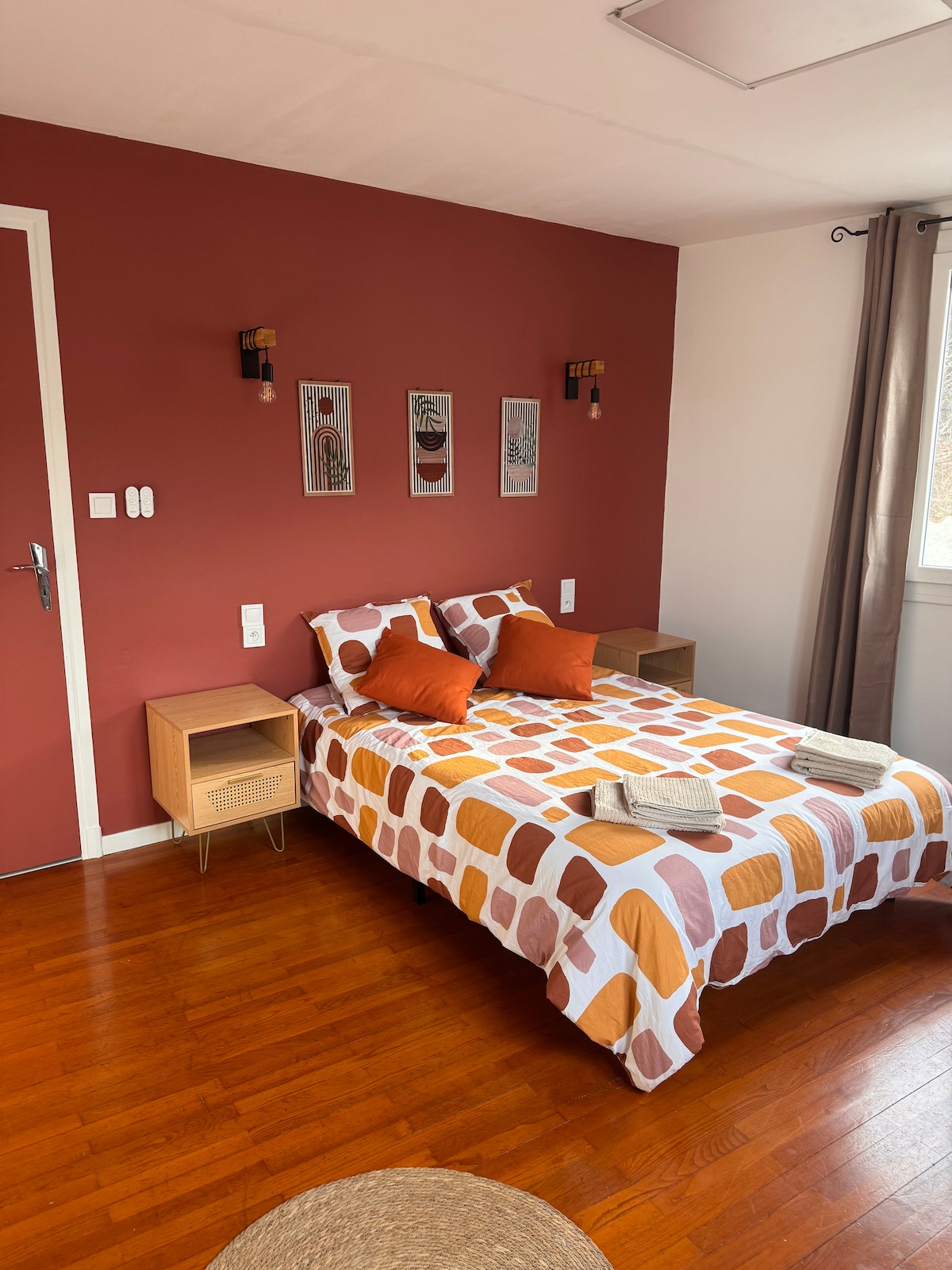 Spavaća soba s krevetom dimenzija 140 x X
Integralni ormar 