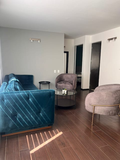 Top performing Airbnb: 2 Bedrooms | Walk to U.S. Embassy | Parking + Wi-Fi in Irrigación