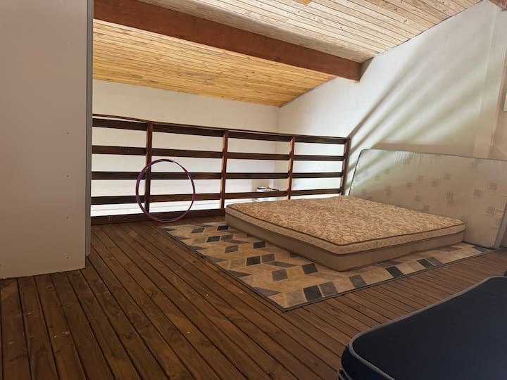 Sotom, sehemu ya juu ya nyumba, ina ngazi, katika chumba hiki kila kitu kimetengenezwa kwa mbao, kinaweza kulaza watu 10, kuna feni za dari na sakafu, mashuka, mito na vitanda 3 vya watu wawili na kitanda 1 cha mtu mmoja. Kabati la kuhifadhia 