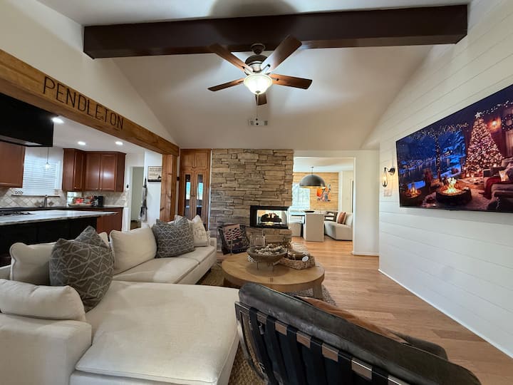 Pendleton Lodge | Country Gem & Huge Fire Pit - Willis, TX
