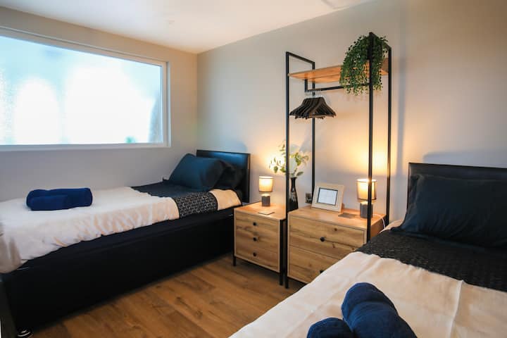 Ten en cuenta que hay un escalón de 5 cm hacia abajo en este dormitorio.
