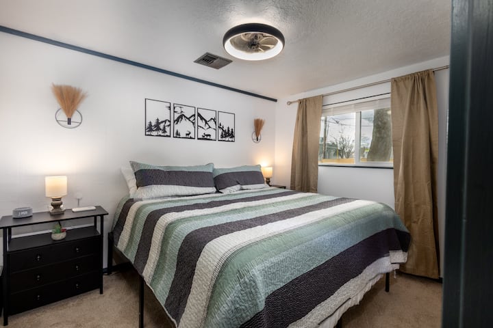 Kitanda cha Mfalme, Mapazia ya Chumba ya Kufunika Mwanga, Kabati lenye viango, blanketi la ziada