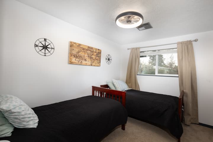 Vitanda viwili vya mapacha, Mapazia ya Kufanya Chumba Kuwa Giza, Kabati lenye viango + blanketi la ziada