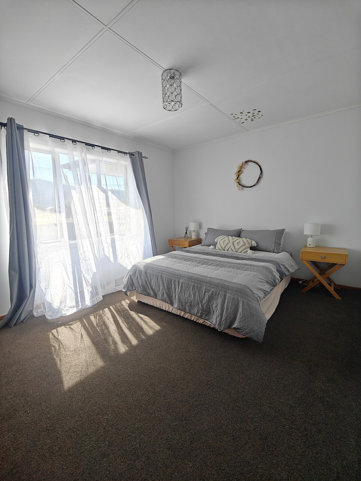 Sunčana soba s udobnim bračnim krevetom (širine 150 – 179 cm). 