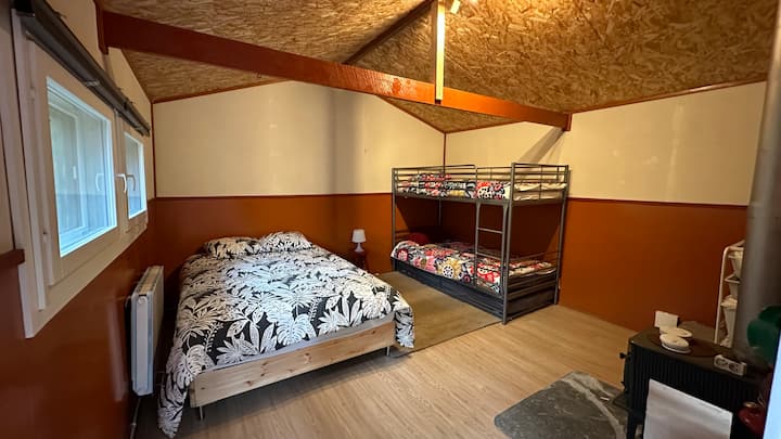 Posteľná bielizeň (napínacie plachty + obliečky na paplón + obliečky na vankúše) je k dispozícii na posteliach.